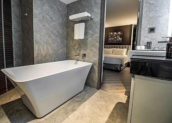 The Quartier Phrom Phong Thonglor By Compass בנגקוק